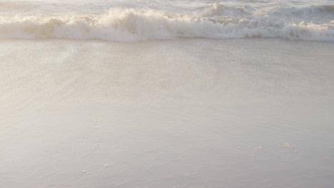 Primer-Plano-Del-Mar-Con-Olas,-En-Cámara-Lenta,-Con-Espacio-Para-Copiar