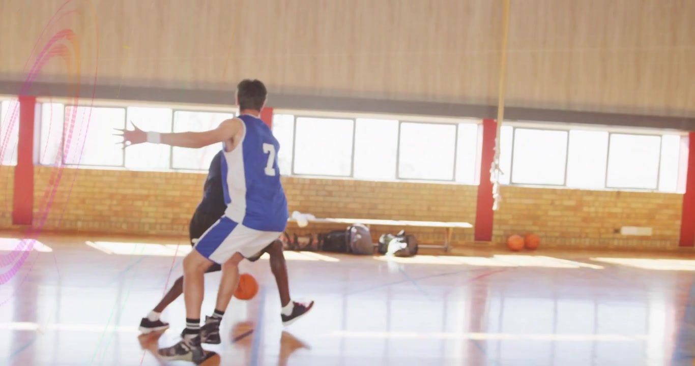Zoom che rivela un giocatore che dribbla un difensore su un campo sportivo con frecce animate che guidano il movimento.