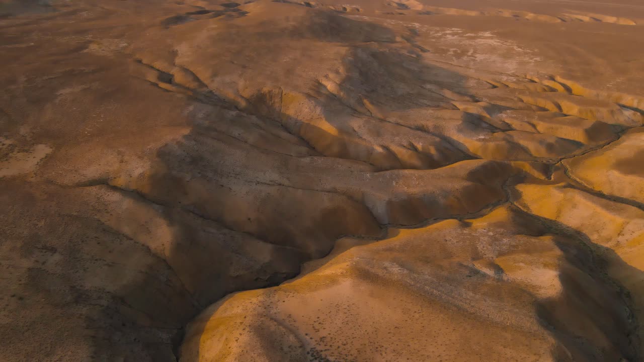 un avión no tripulado vuela sobre el paisaje desértico en el parque nacional qobustan en azerbaiyán al atardecer mientras se eleva