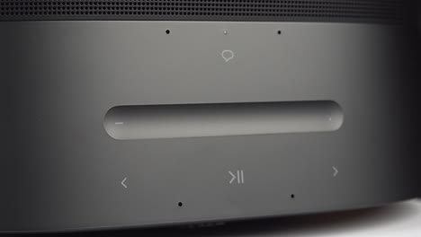 Close-up-view-of-the-Sonos-Era-300-on-a-rotating-table