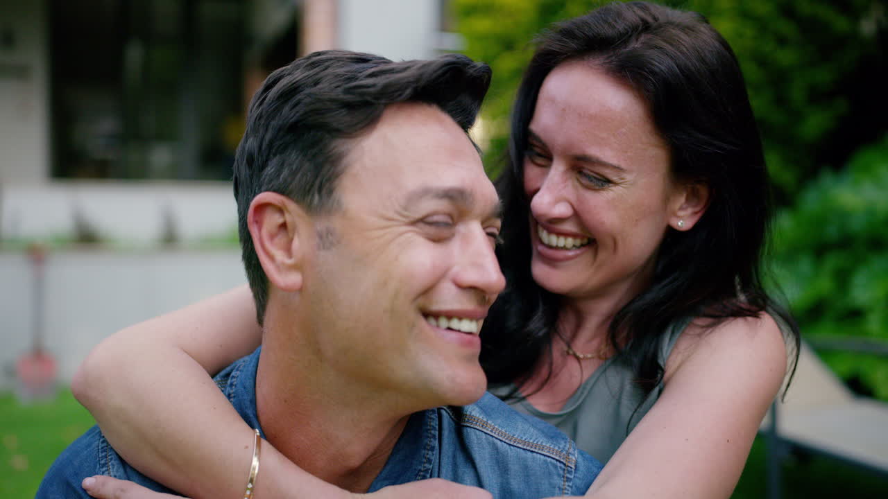 우리의 사랑은 모든 것을 견 ⁇  수 있습니다.