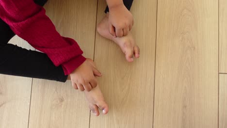 child itching feet