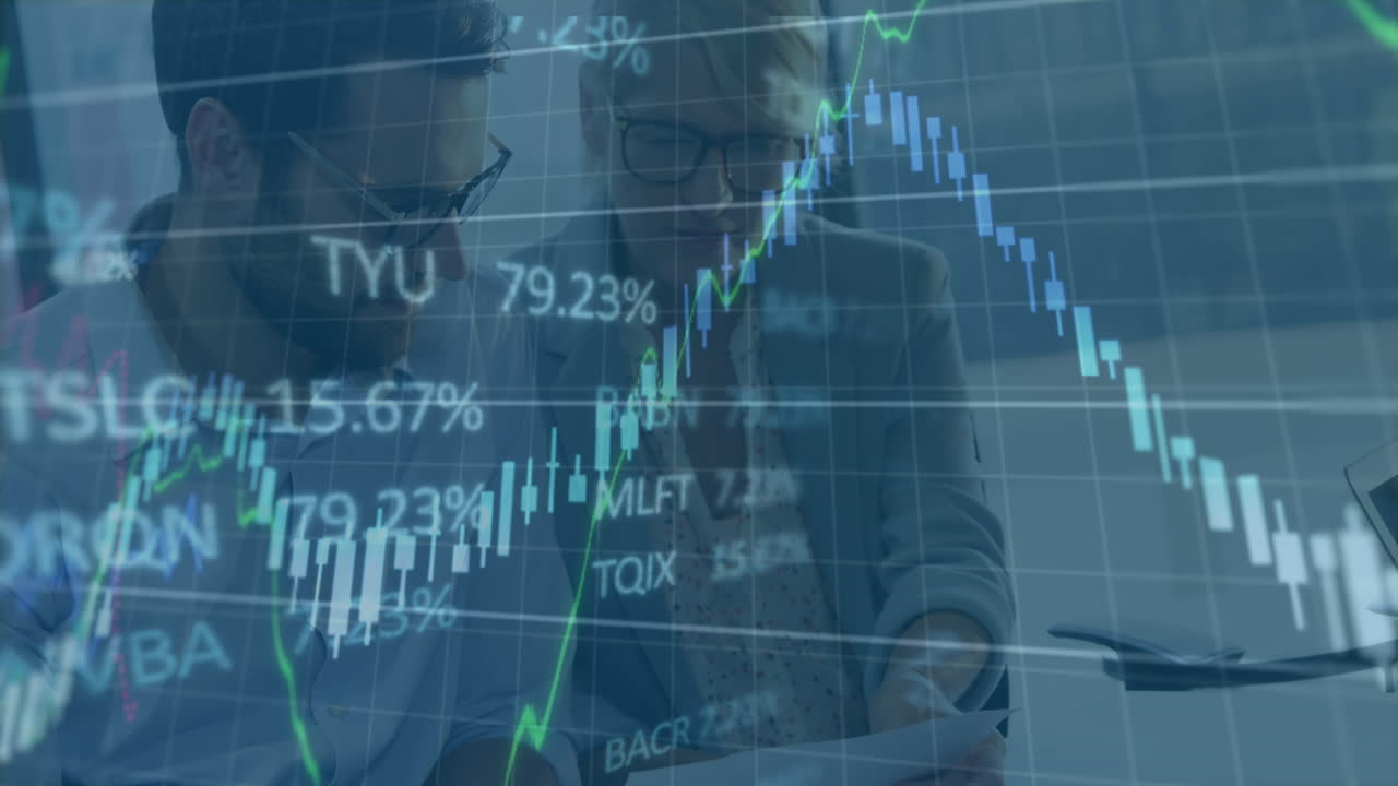 animación del procesamiento de datos financieros sobre dos hombres y mujeres de negocios diversos discutiendo.
