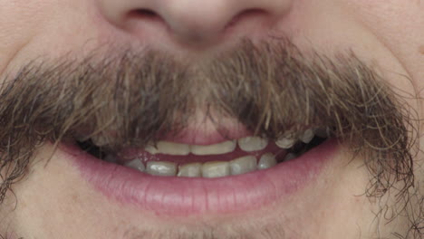 Nahaufnahme-Mann-Mund-Lächelnd-Glücklich-Gesichtsbehaarung-Schnurrbart-Gesunde-Zähne-Zahngesundheitskonzept
