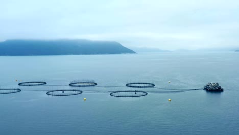 imágenes aéreas de granjas de pesca de salmón en noruega