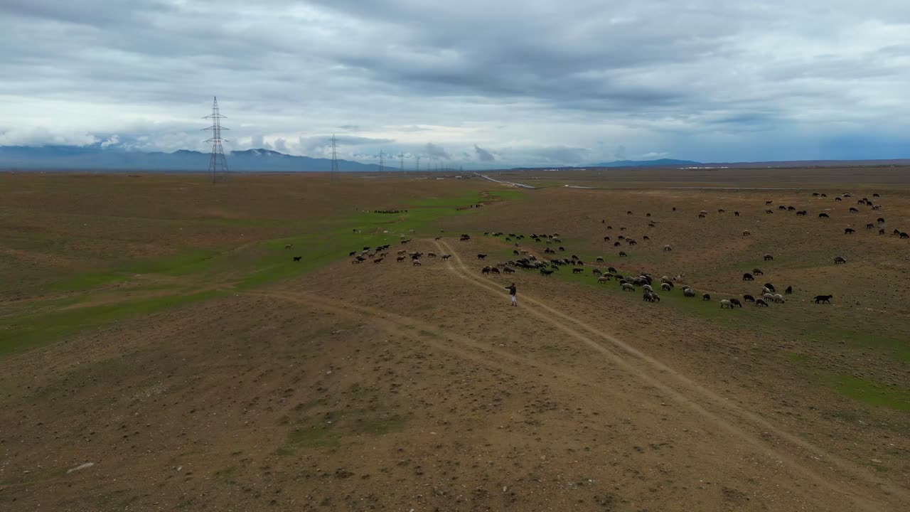 푸른 산과 평화로운 자연의 공중 풍경