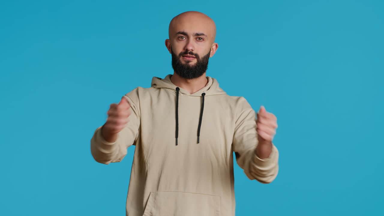 젊은 음악가 가 스튜디오 에서 합창단 지휘자 로 포즈 를 취 하고 있다