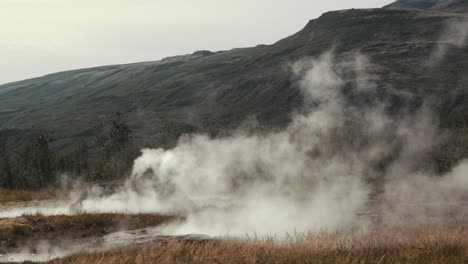 vapor caliente que se eleva desde el geysir hirviendo agua geotérmica de manantial caliente hirviendo en el círculo dorado, strokkur iceland