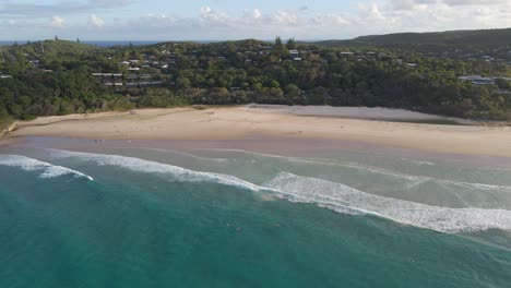 Luftaufnahme-Des-Zylinderstrandes-Und-Des-Zylindervorlandparks-In-Point-Lookout---Beliebter-Strand-In-North-Stradbroke,-Queensland,-Australien