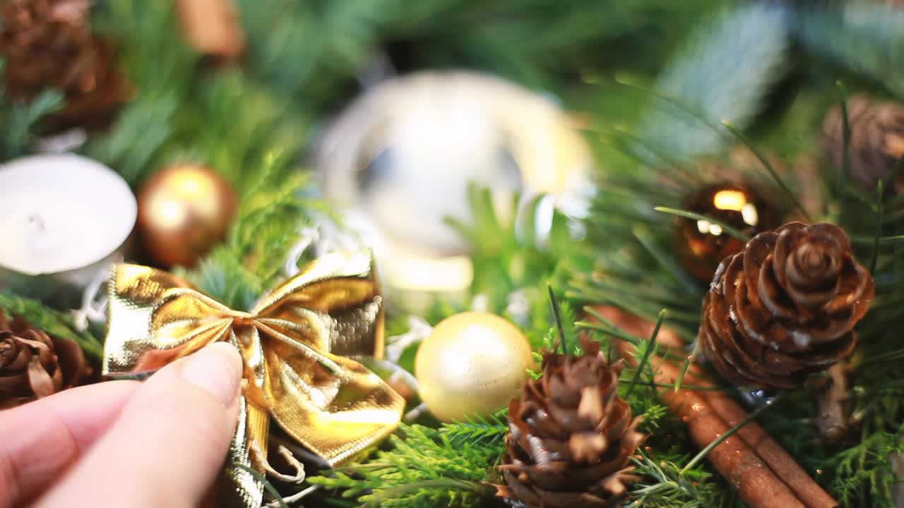 corona navideña decorada, el fondo está ligeramente borroso