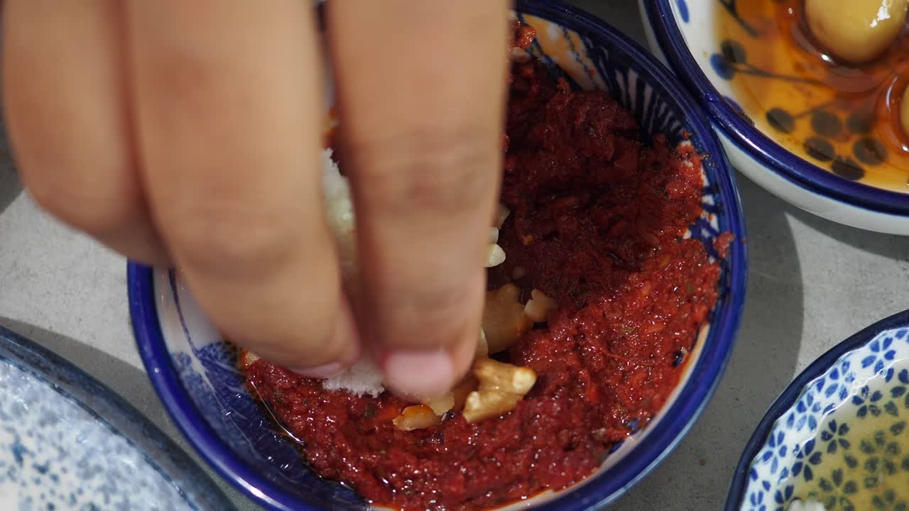 salsa de pimienta roja turca con nueces