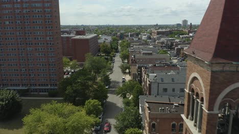 Vista-Aérea-De-La-Iglesia-Y-Las-Casas-En-El-Barrio-Noble-De-Chicago,-Illinois