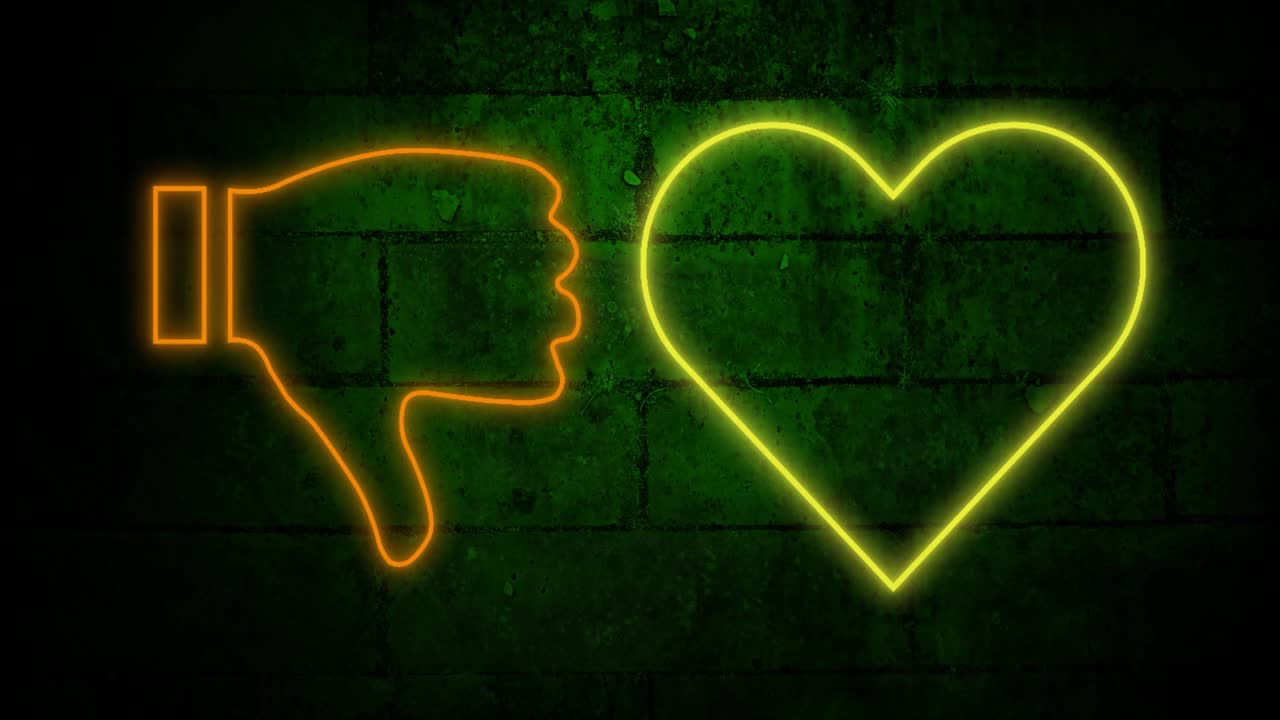 어두운 벽돌 벽 배경에  ⁇ 박이는 오렌지색과 노란색 네온 소실라 미디어 기호의 애니메이션