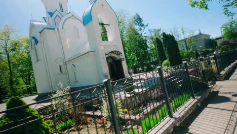 iglesia ortodoxa funky jazz movimiento de remolino flotante con destello de lente y luz solar