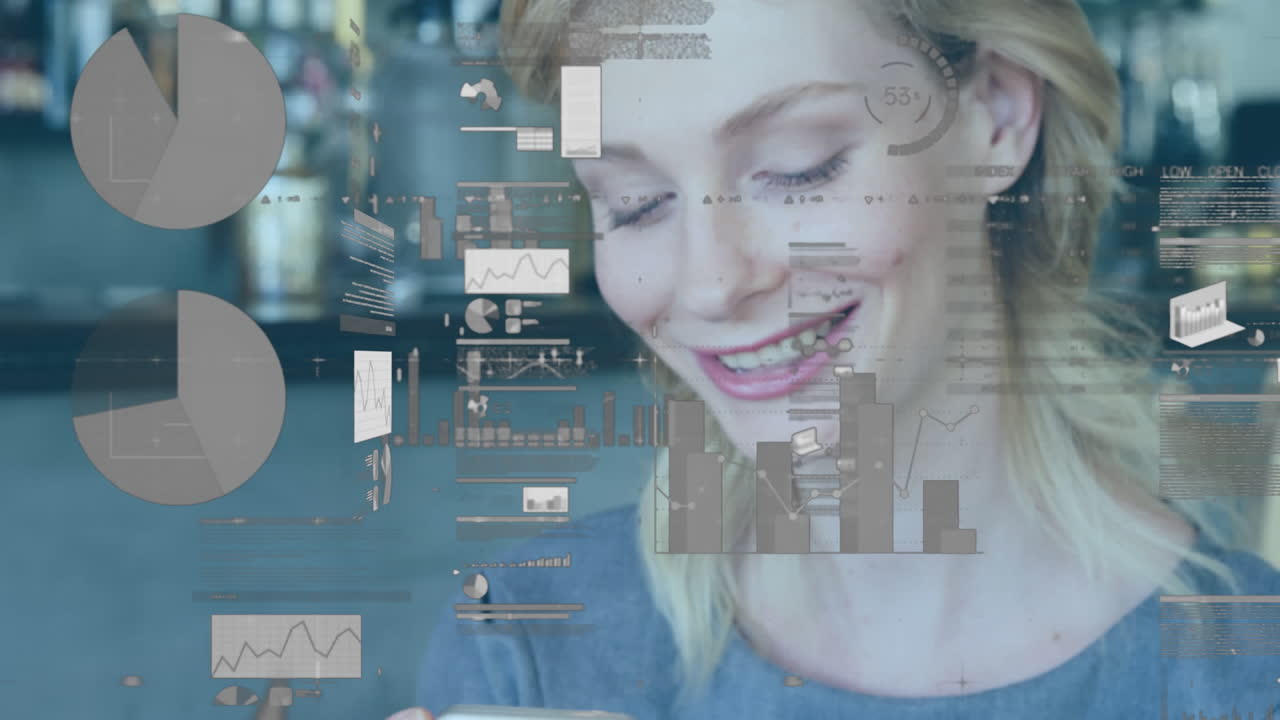 animación de múltiples gráficos y tablero de negociación sobre una mujer caucásica sonriente usando un teléfono celular