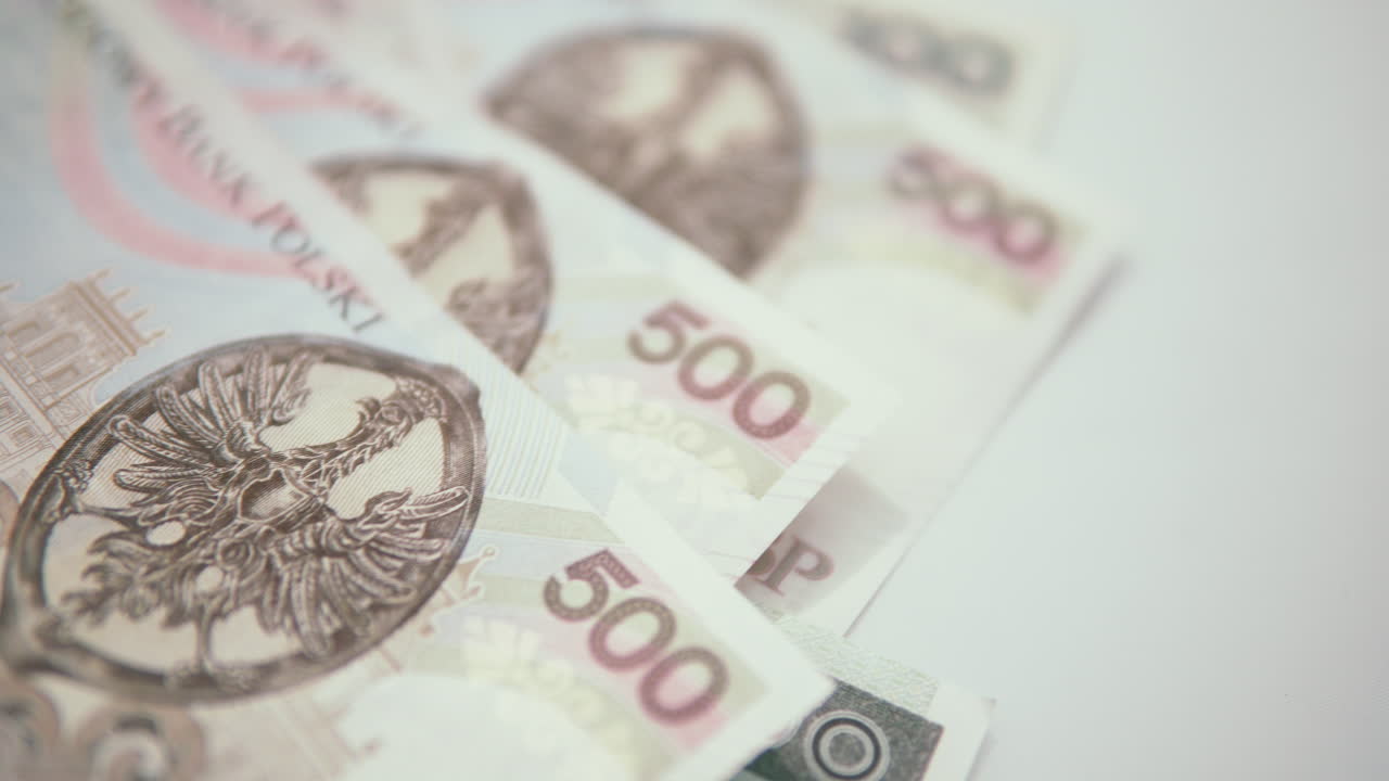 Mnoho bankovek 500 polských zlotých poblíž.