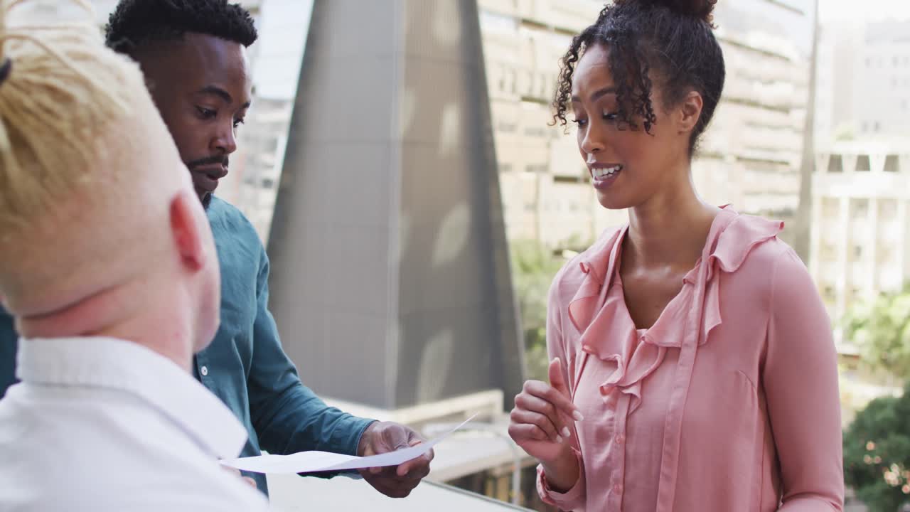 diversas personas de negocios discutiendo con tableta y documentos en la oficina creativa