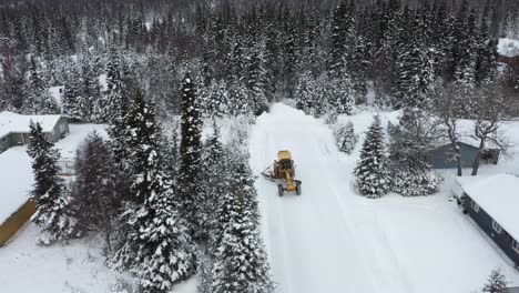 Drohnenvideo-Fängt-Die-Kraft-Und-Einen-Schneepflug-In-Aktion-Ein,-Während-Er-Im-Winterwunderland-Von-Alaska-Den-Schnee-Räumt