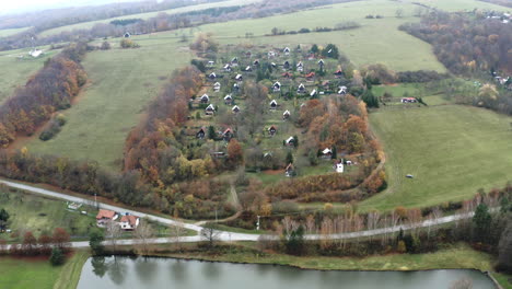 Pintoresco-Pueblo-Rodeado-De-árboles,-Por-Una-Carretera-Y-Un-Estanque,Chequia