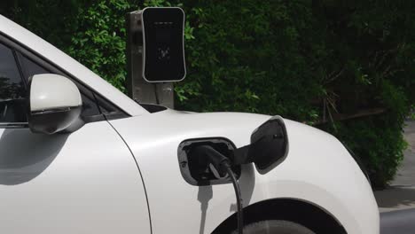concepto de aparcamiento progresivo de automóviles eléctricos y recarga en la estación de carga.