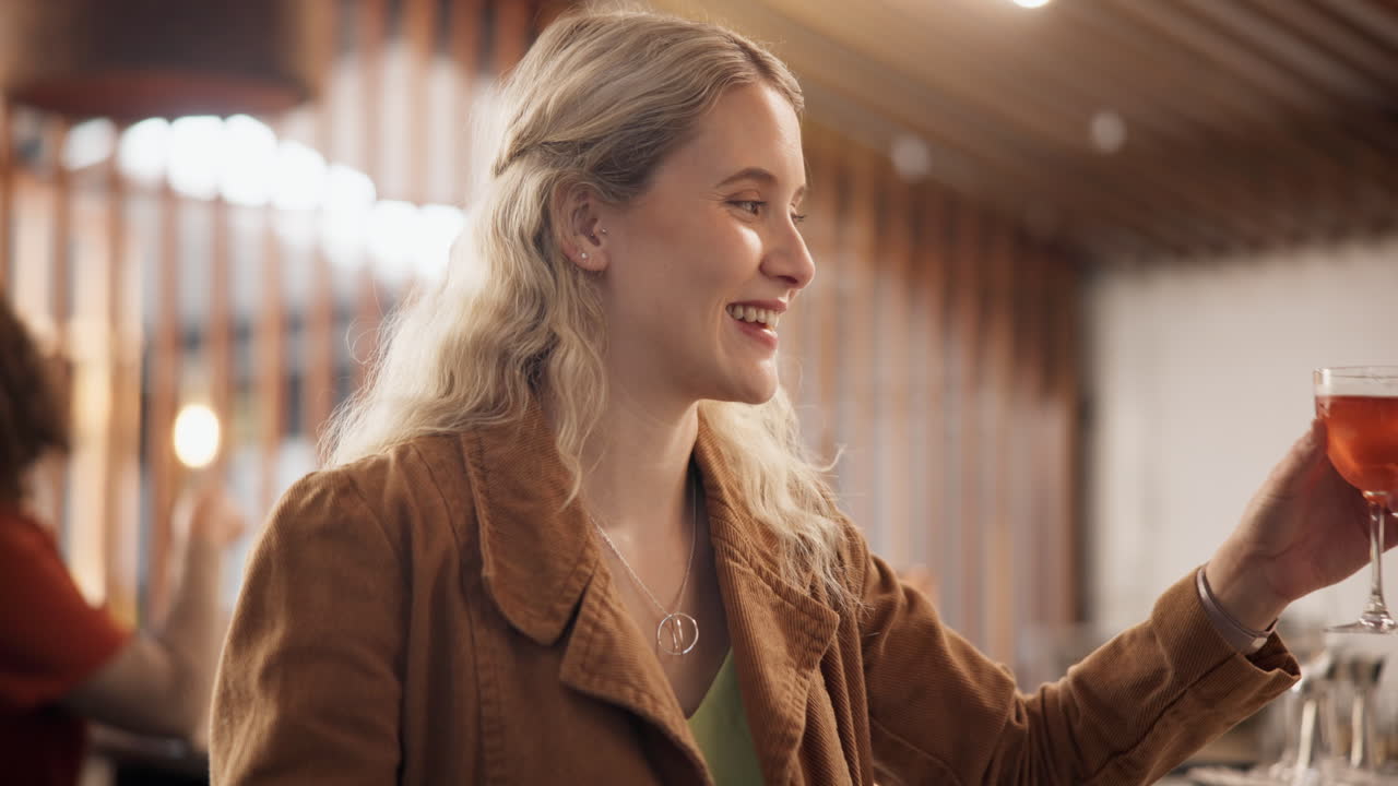 술집에서 술을 즐기는 여자