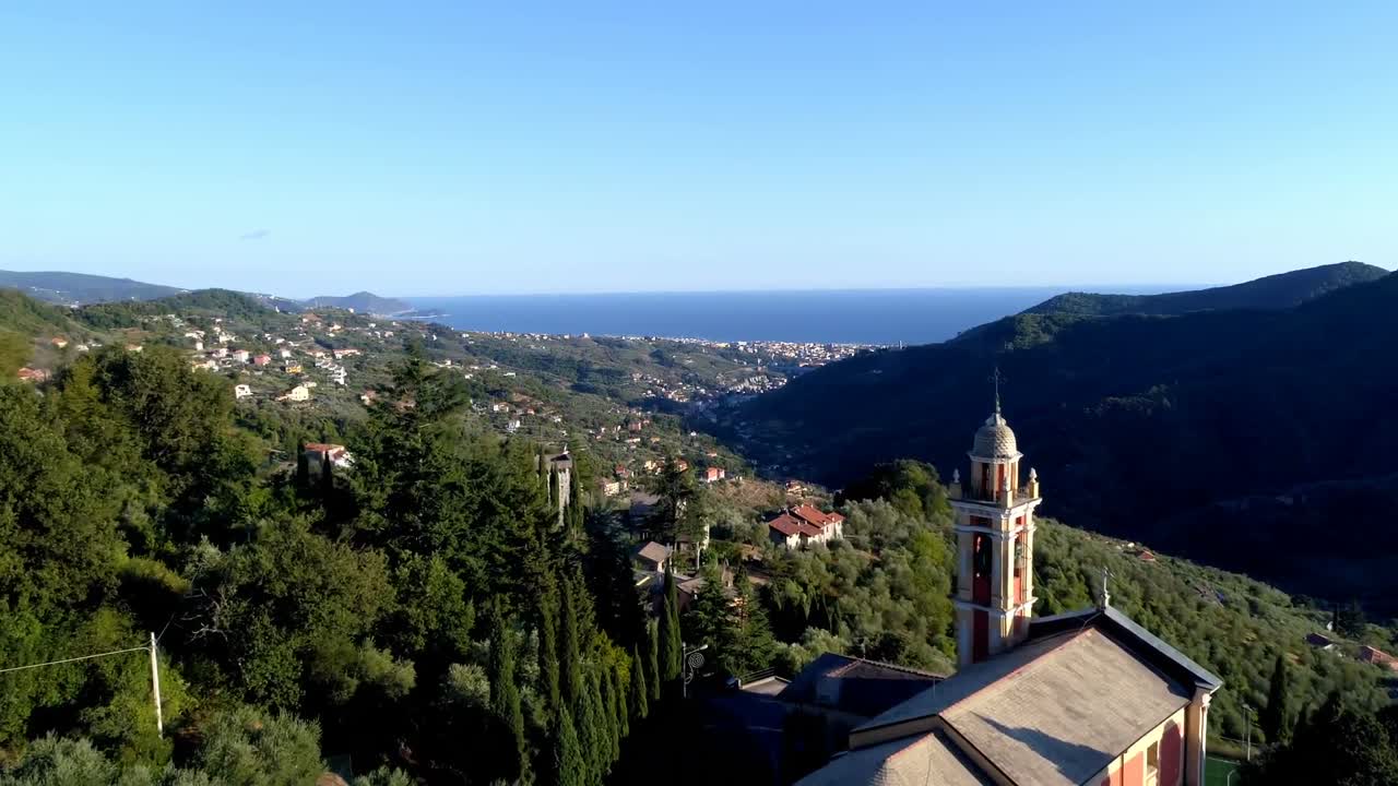 Vista aerea di un paese in campagna 4k