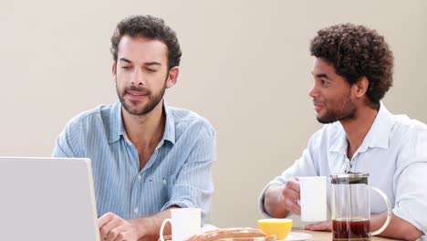 Feliz-Pareja-Homosexual-Usando-Computadora