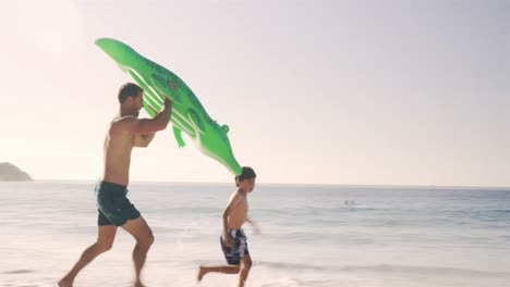 padre e hijo jugando con una boya de cocodrilo