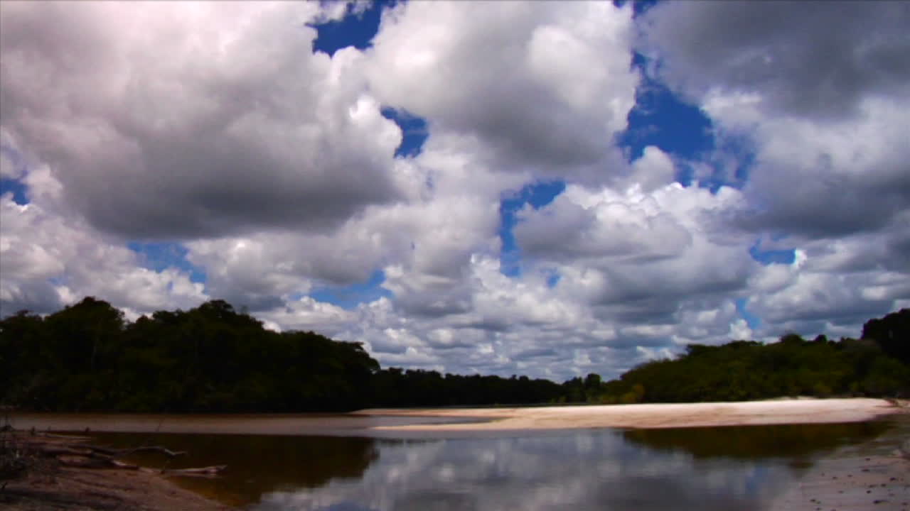 hermosas nubes sobre la cuenca del río amazonas en brasil
