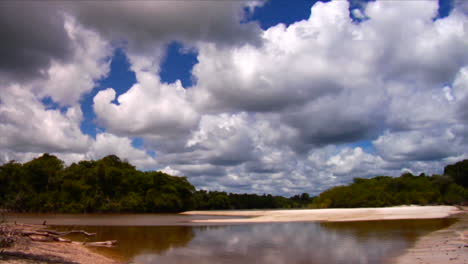 Hermosas-Nubes-Sobre-La-Cuenca-Del-Río-Amazonas-En-Brasil