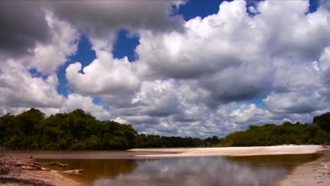 hermosas nubes sobre la cuenca del río amazonas en brasil