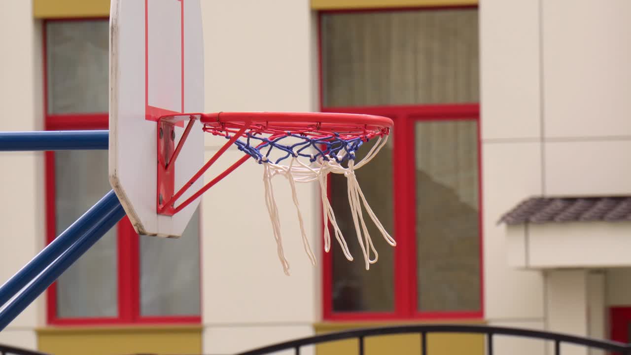 баскетбольный обруч на улице. концептуальный образ для практики и победы