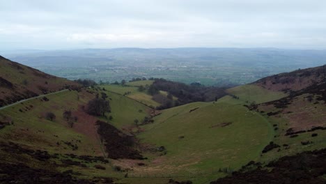 Rango-Clwydian-Rural-Montaña-Valle-Campo-Terreno-Vista-Aérea-A-Través-De-Senderismo-Desierto-Muñequita-Izquierda