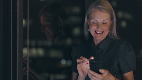 noche, teléfonos inteligentes y redes de mujeres de negocios