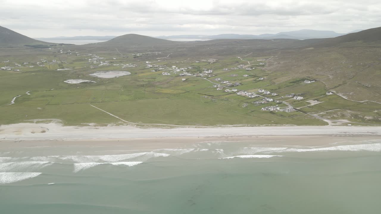 Vista aérea tranquila de la playa de Keel y el pueblo en la isla de Achill, en la República de Irlanda.