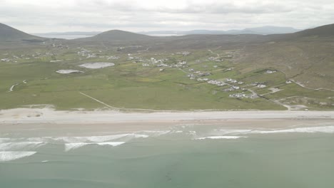 Tranquila-Vista-Aérea-De-La-Playa-De-Keel-Y-El-Pueblo-En-La-Isla-De-Achill-En-La-República-De-Irlanda