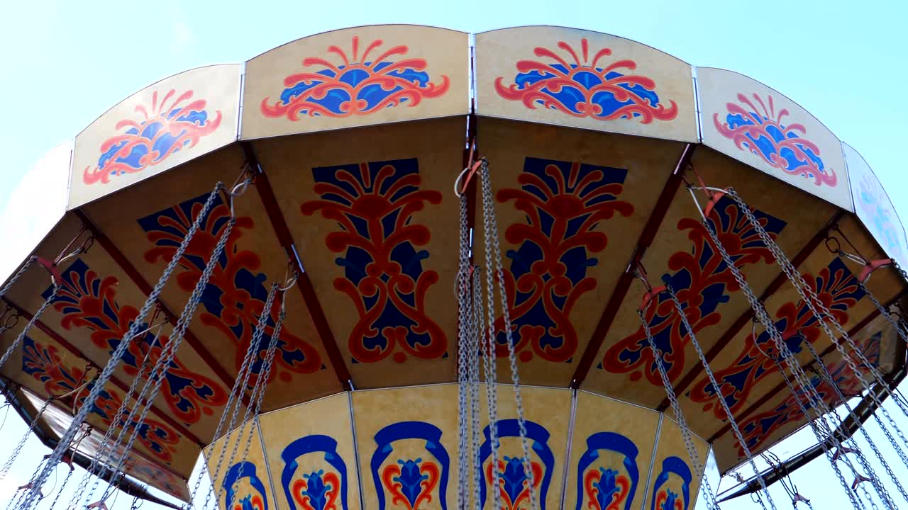 회전하는 스 라이드의 꼭대기