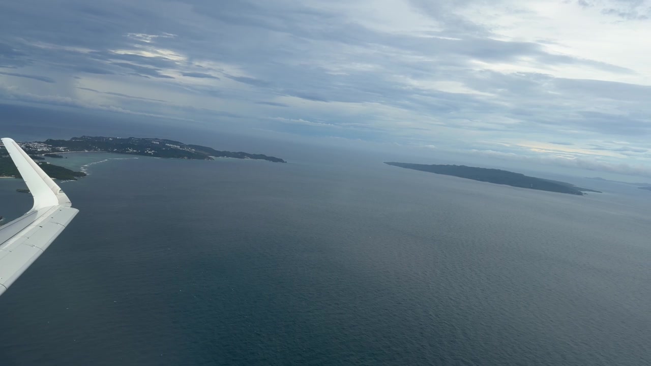 Flyvning over små øer på Filippinerne. Stillehavet. Rejse i Sydøstasien, udsigt fra vinduet