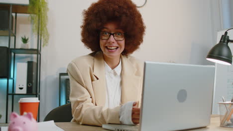 Mujer-De-Negocios-Ganadora-Trabajando-Navegando-Escribiendo-En-Una-Computadora-Portátil-En-La-Oficina-Celebrar-La-Lotería-Ganar-Buenas-Noticias