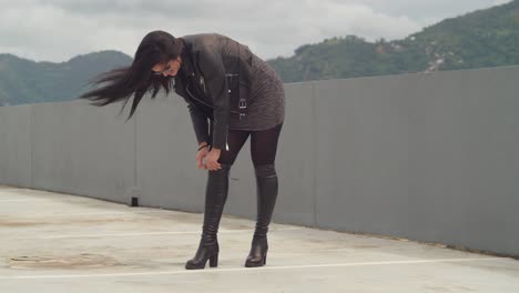 una mujer se está divirtiendo en un techo, con vistas al paisaje urbano de port of spain, trinidad