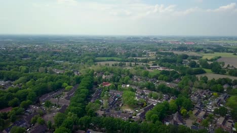 vista aérea de drones del suburbio plano en el campo en los países bajos