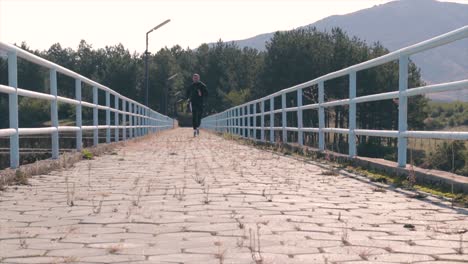 corredor corriendo al aire libre a cámara lenta