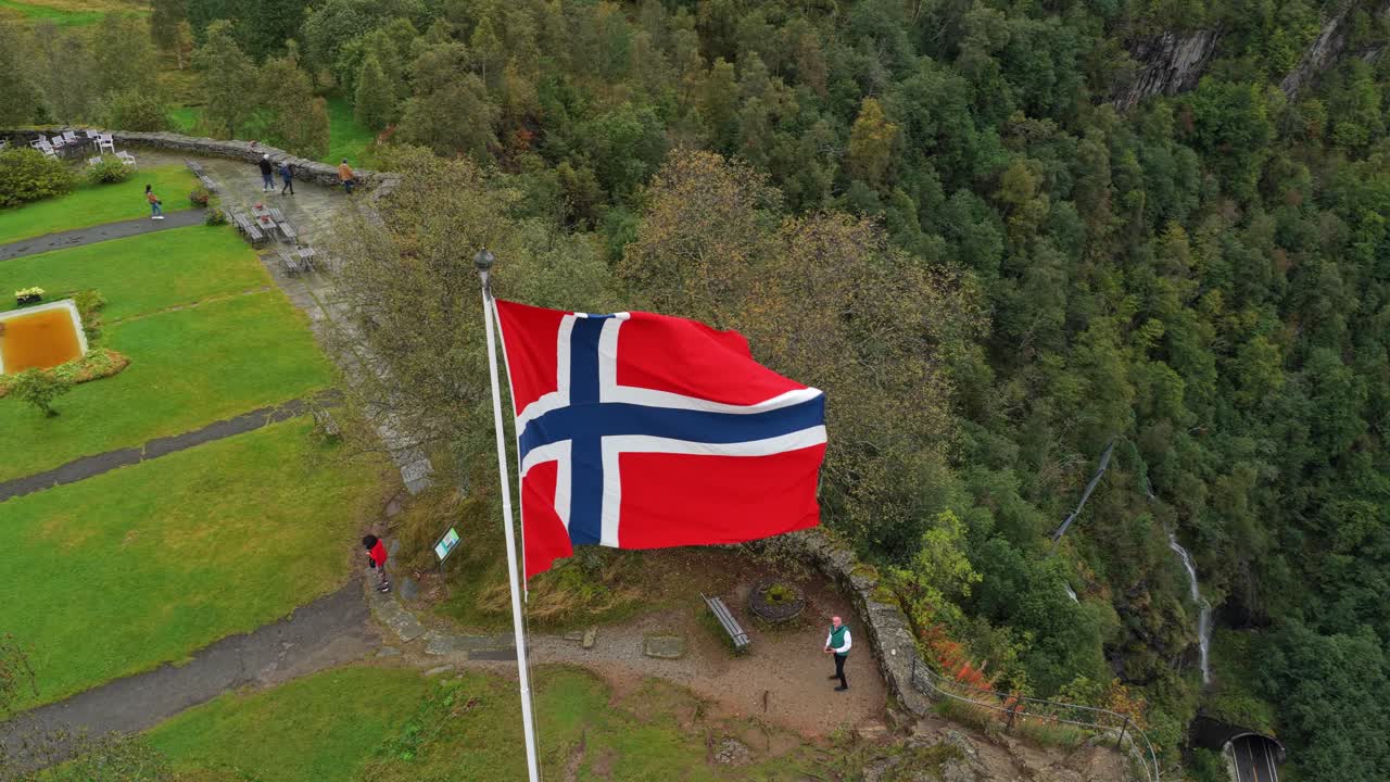 Flyfoto av Stalheim Hotell over Stalheimskleiva og norsk flagg