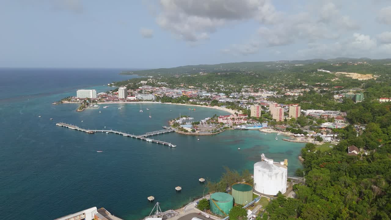 아름다운 해변과 산이 있는 오코 리오스 만의 경치가 아름답습니다.