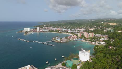 vista panorámica de la bahía de ocho ríos con hermosas playas y montañas