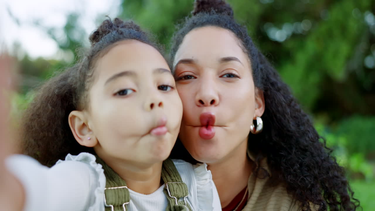selfie, feliz y madre y hija en el parque