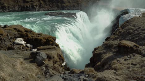 revelar toma de cascada brumosa