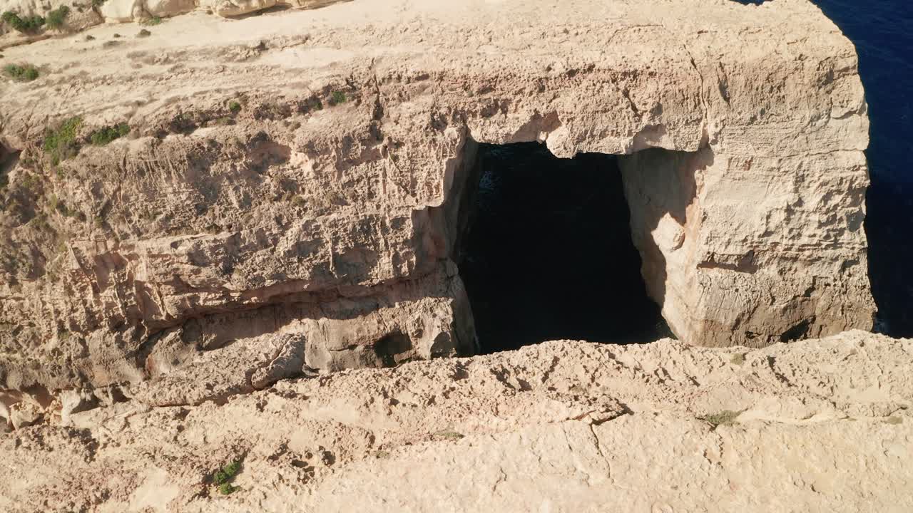 몰타 고조 섬에 있는 장엄한 절벽과 석회암 아치 위드 일미엘라의 공중 기울기 - 지중해 여행 목적지