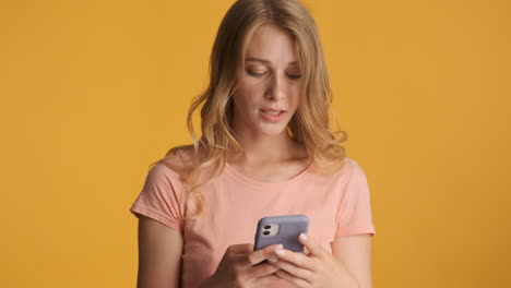 mujer caucásica usando teléfono inteligente en la cámara.