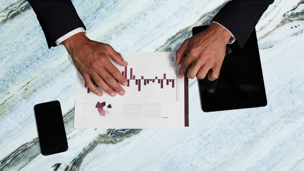 사업가는 글로벌 인터넷 연결을 상징하는 기술로 금융 데이터를 분석합니다.